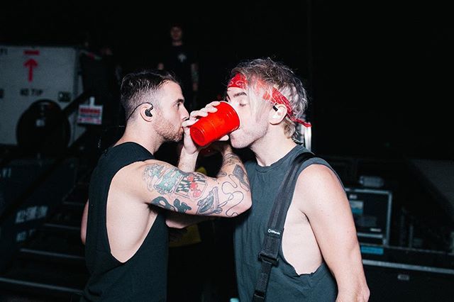 AlexGaskarth's tweet photo. “Do you have any pre-show rituals?”
📷 @joshuahalling https://t.co/WcqCDnvnJl