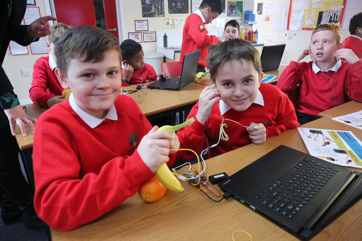 CXNorthYorks's tweet image. We've been celebrating @ScienceWeekUK with the children @lecateau_school making our very own jukebox with #microbit and fruit! #programming4primaries #BritishScienceWeek #technology #education