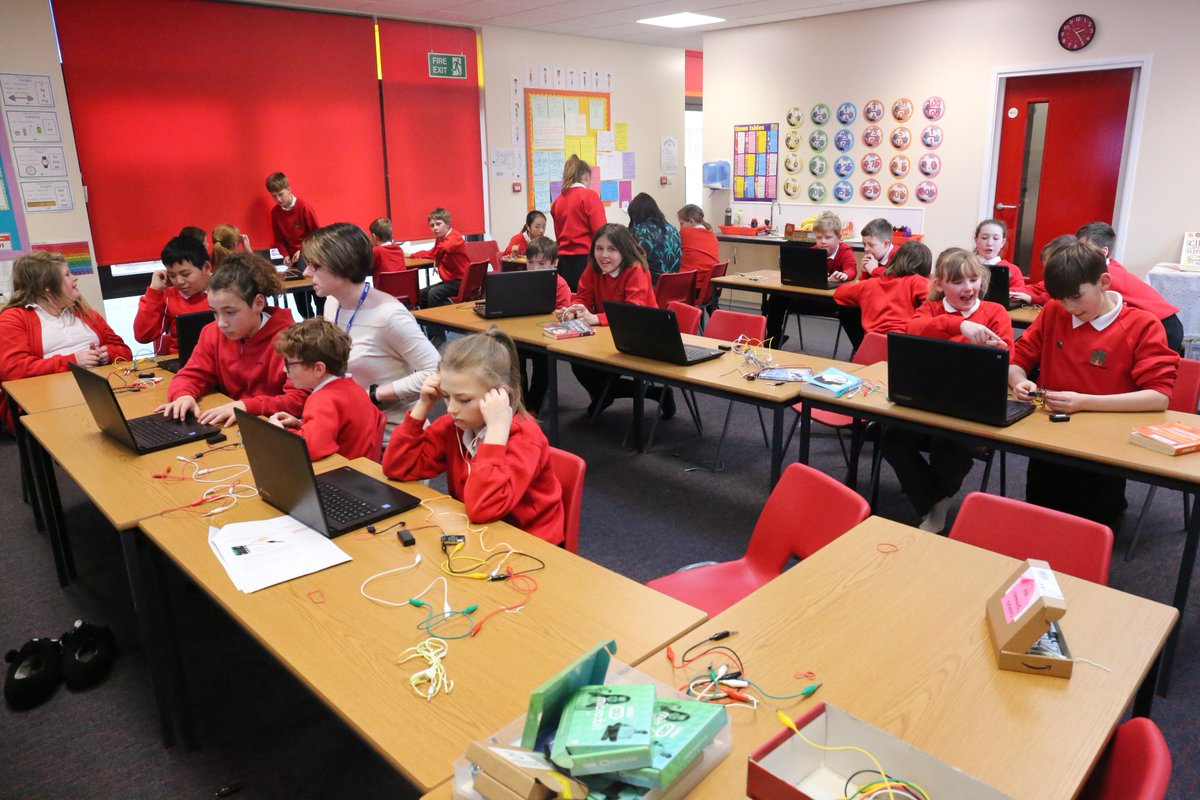 CXNorthYorks's tweet image. We've been celebrating @ScienceWeekUK with the children @lecateau_school making our very own jukebox with #microbit and fruit! #programming4primaries #BritishScienceWeek #technology #education