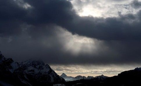 wef's tweet photo. Scientists are making clouds produce snow https://t.co/G8pmc4YKWQ #water https://t.co/0OOxE1QDl4