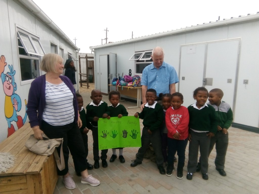 UthandoSouthAfr's tweet photo. Phil and Margo Harding from London receiving a Thank you hand painted poster from #IminathiEducare kids @THOKOZANIBROTHE  for their contribution donations that helped build the centre. #UthandoTours #ResponsibleTourism #FairTrade @Maseko_X #DoGood #AddPositivity @becausexm https://t.co/kzOgbwmKUf
