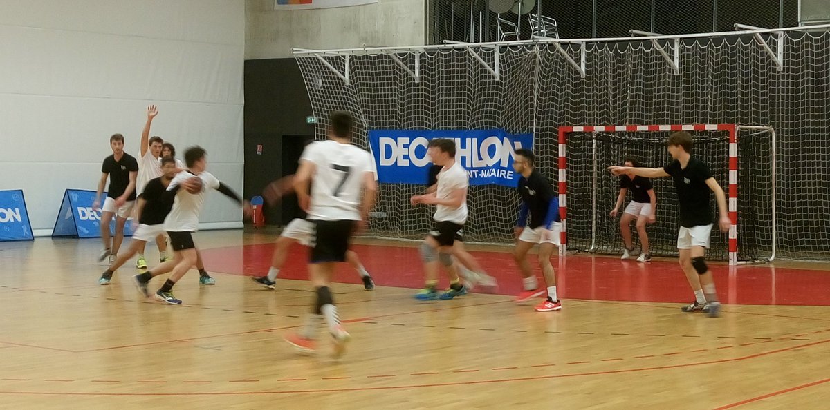 IUTRennes's tweet photo. Rennes remporte son match avec l'équipe de hand masculine 👏 #CDFIUT2018 @lesIUT https://t.co/qVLLgBqIbl