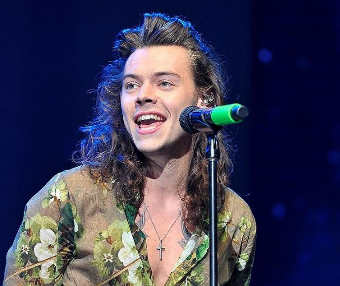 Singer #HarryStyles released his new debut song titled #Medicine and fuels rumours surrounding his sexuality. What are your thoughts? Share here @ bit.ly/2GsqsNv #OneDirectionBestFans #ThursdayThoughts