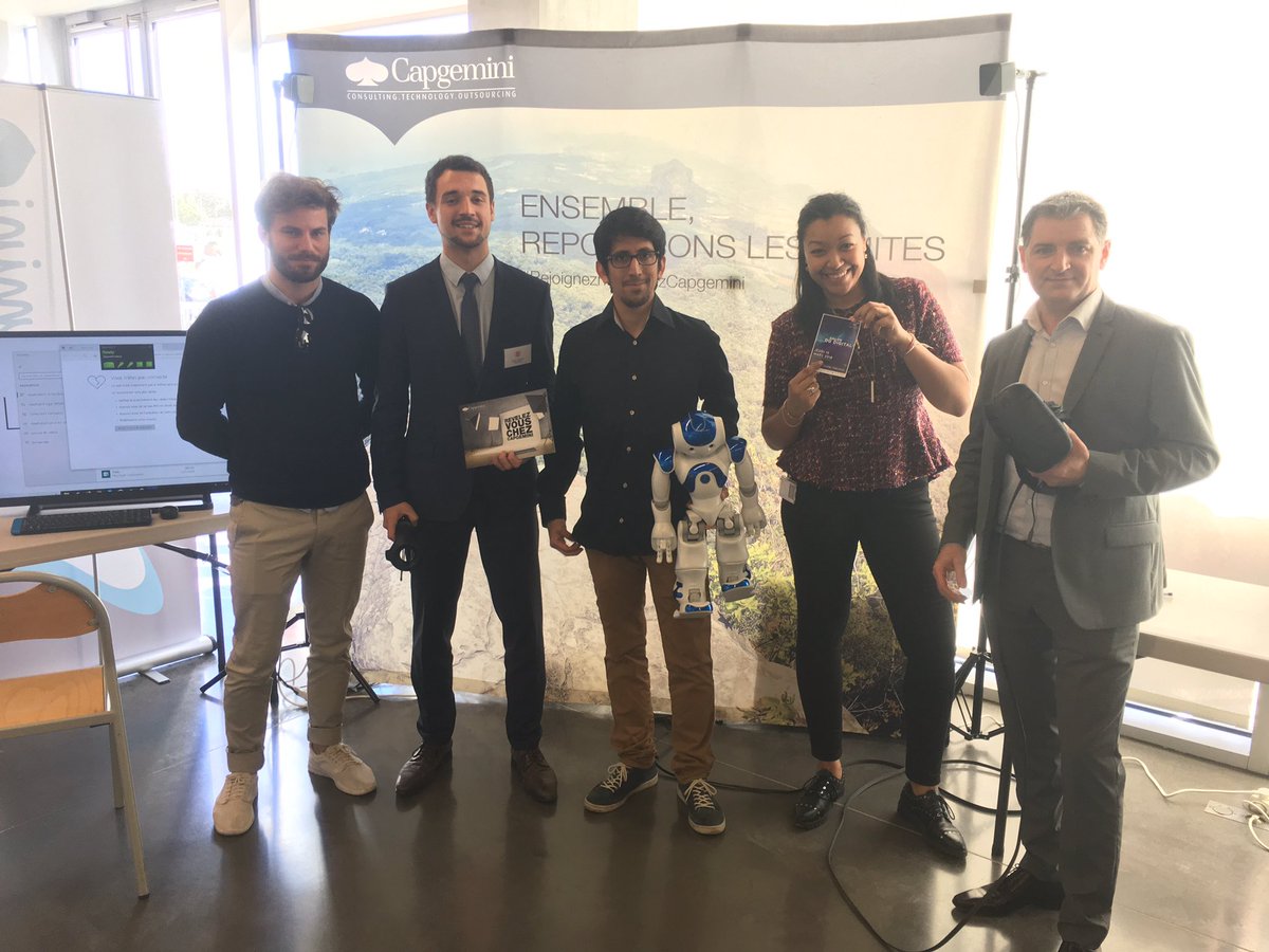 jeremimicracra's tweet photo. [#CapgeminiStudentConnection ♠️] 
L'équipe @capgeminifrance est prête pour échanger avec vous ! 
Passez-nous voir dans le hall de @kedgebsBDX :)
#internship #alternance #digital #communication https://t.co/RhmdeOo8vm