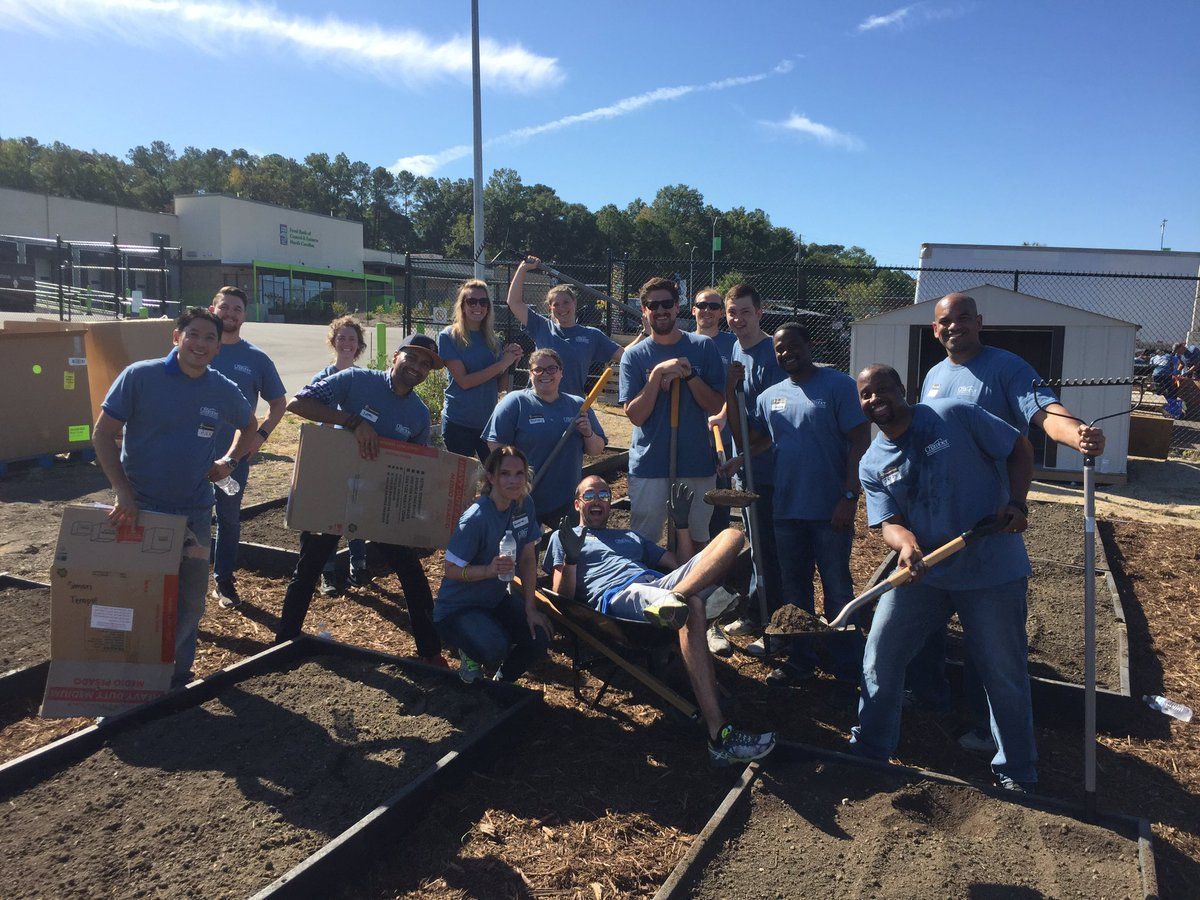FoodBankCENC's tweet photo. #TBT All the gardeners from #RaleighYPN #FallServiceDay with @raleighchamber making sure #NoOneGoesHungry π± https://t.co/Qv96SverJE