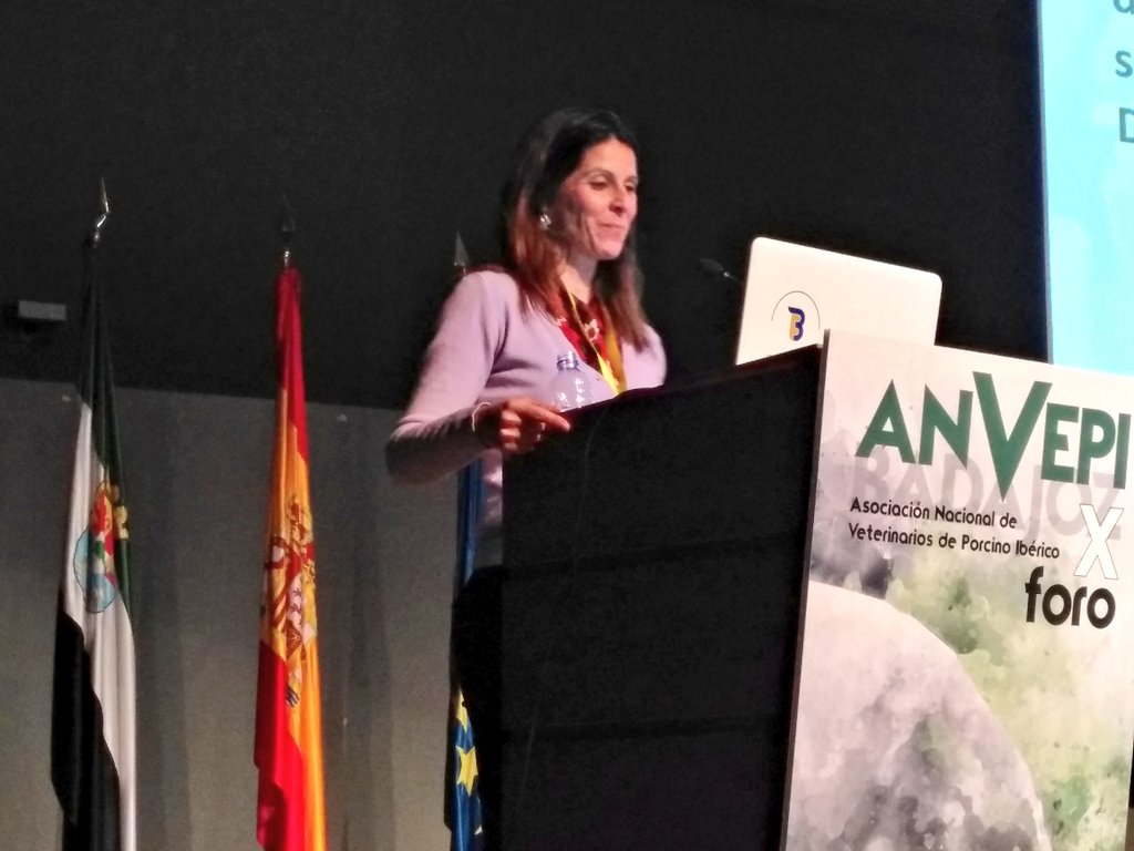 ManuelDminguez's tweet photo. Ponencia de Constanza Camilo-Alves, investigadora de #ICAAM @UEvora #Évora #Portugal en el X Foro #ANVEPI #veterinarios #porcinoibérico. DEBATE sobre el futuro de la #dehesa. #ANVEPI2018 #Badajoz #Extremadura #portuñol #IFEBA #eventos #congresos #MICE #meetingprofs https://t.co/e6R9oECqqm