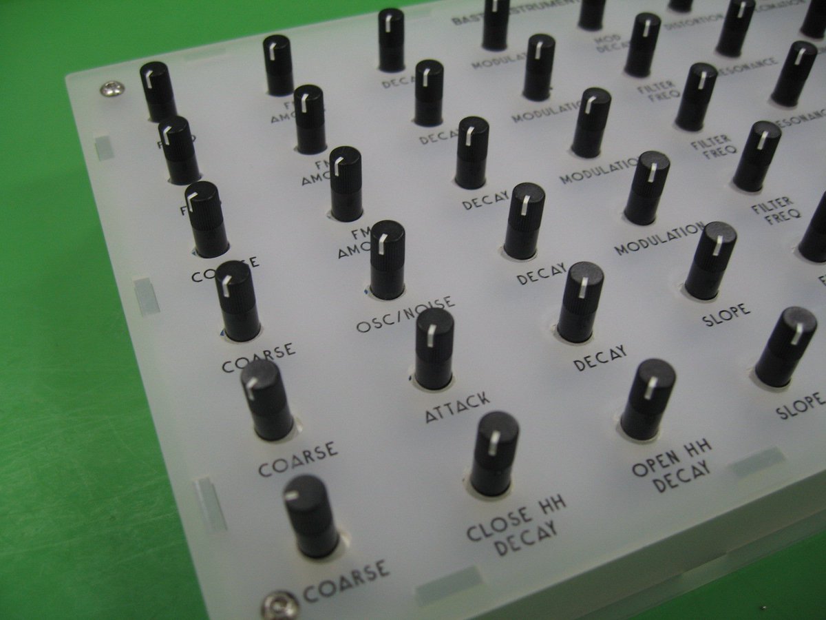 KOTADAHIRO's tweet image. #Bastl 　#60Knobs　#Kit
MS2000のエディットツマミが約２５個程度スイッチ合わせて５５個程度
といえば60個のツマミは結構な数であると思う
プリセットの切り替えは瞬時なので極端なことをいえば300個のツマミを使うことも可能だといえる