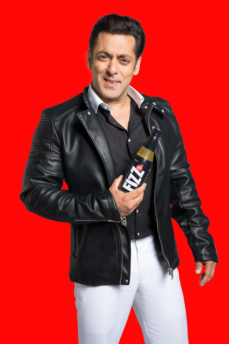 SabinaLamba's tweet photo. Salman Khan is the New Brand  Ambassador for #AppyFizz. 
Fit and Hit 😍
This is the perfect #Race3 look .😊 https://t.co/qZDIXxmGGU