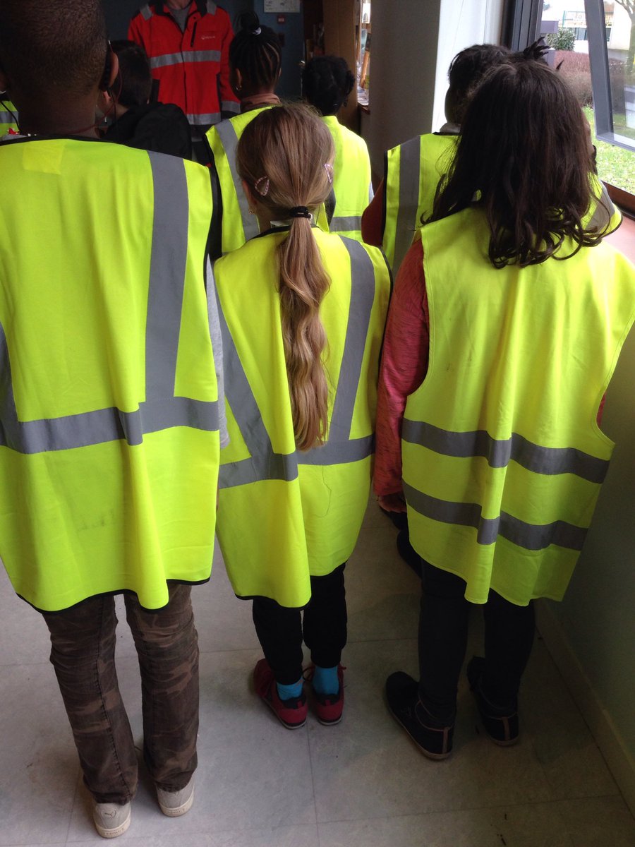 pmccm1's tweet photo. #PMCE3D une armée de petits hommes jaunes va découvrir les coulisses du tri des déchets. https://t.co/aj1FGh3Anq