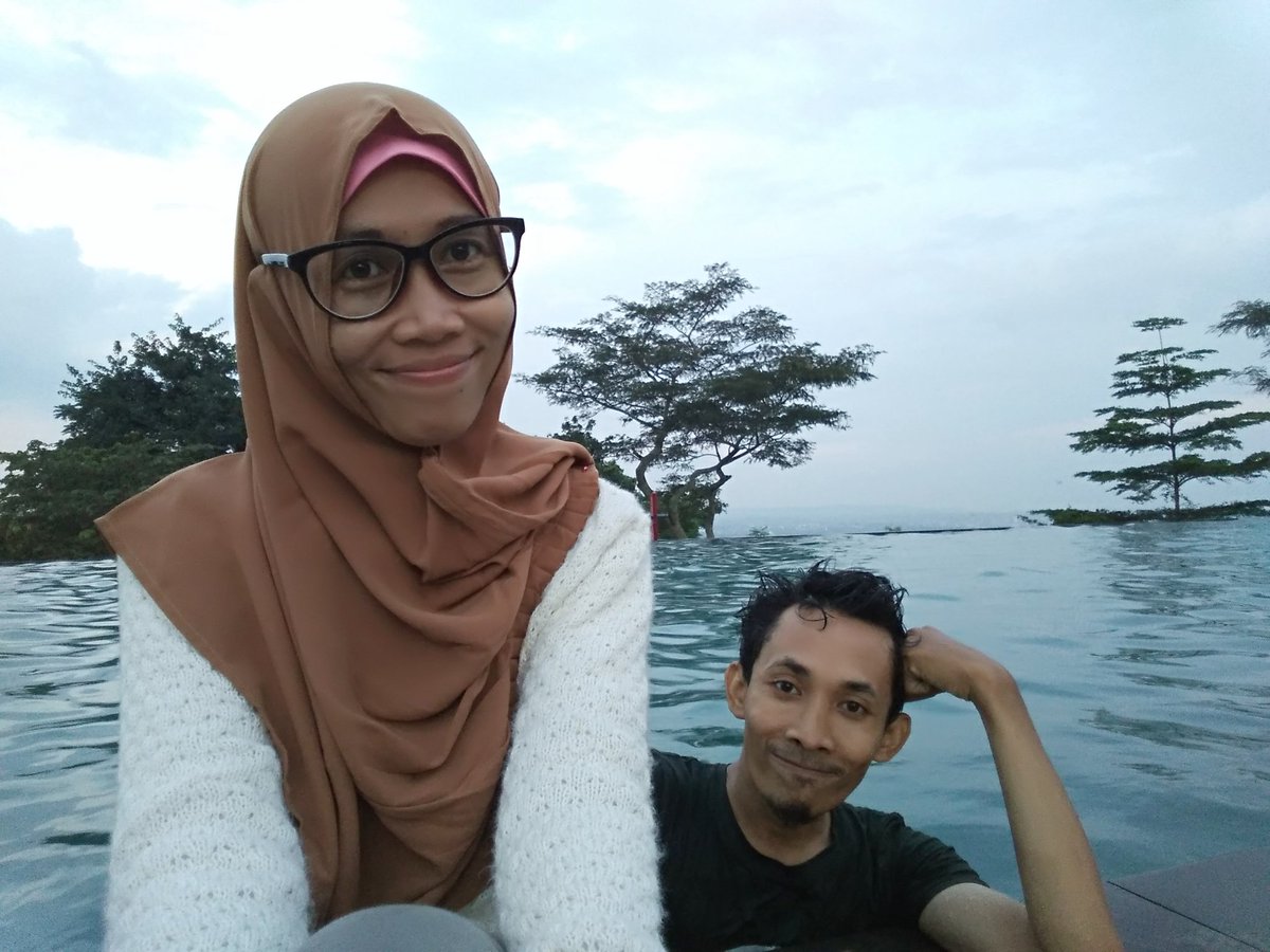 NyiPenengah's tweet photo. Mau nikmatin sunset sambil renang juga asyik di @Emmerick_hotel 
.
#emmerickhotelsalatiga 
#cleverlyeatery
#bloggercamp #bloggercampdemmerick https://t.co/SY8uxr4U6J