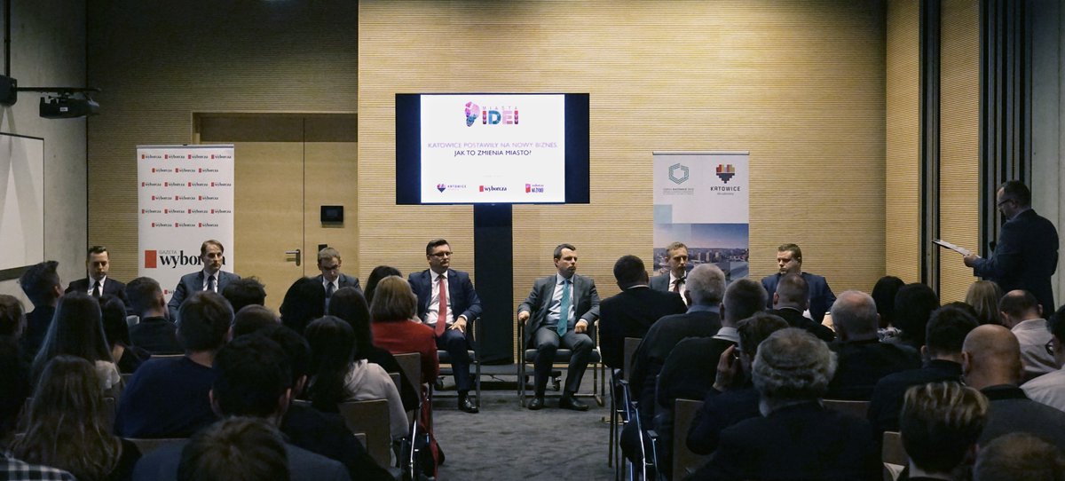 Sprawy24's tweet photo. Nasz CEO, @LukaszSmacki razem z Prezydentem Miasta Marcinem Krupą, był wczoraj gościem debaty na konferencji Miasta Idei w Katowicach podczas której opowiadał dlaczego miasto powinno stwarzać dobre warunki dla rozwoju przedsiębiorczości i innowacji 😉 #katowice #innovation https://t.co/XTEaOskoAk