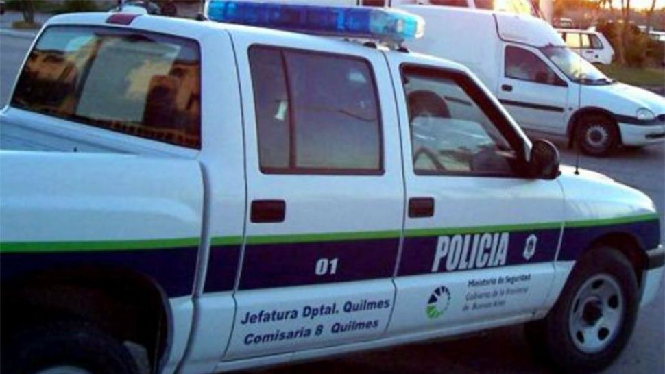Cronica_ok's tweet photo. #PrimeroEnCrónica Policías abatieron a ladrón de viviendas en Quilmes https://t.co/F4qM6ZUAuK #SangrientoTiroteo #UnCacoMuerto #DosCómplicesHacíanDeCampana #NoSonaron #Escaparon https://t.co/3EYcsjVckO