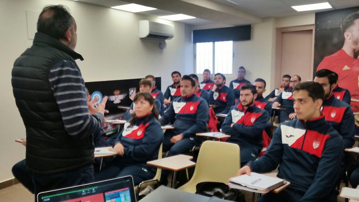 RFFM_oficial's tweet photo. #EscuelaEntrenadoresRFFM 
📚⚽️ Acto de apertura del Curso Avanzado que desde hoy se desarrollará en las instalaciones federativas Ernesto Cotorruelo. @PacoDiezRFFM acompañó a los alumnos en su primer día y les deseó lo mejor en la recta final de su formación como entrenador👌🏼 https://t.co/wrHX57Xeel