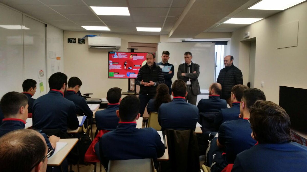 RFFM_oficial's tweet photo. #EscuelaEntrenadoresRFFM 
📚⚽️ Acto de apertura del Curso Avanzado que desde hoy se desarrollará en las instalaciones federativas Ernesto Cotorruelo. @PacoDiezRFFM acompañó a los alumnos en su primer día y les deseó lo mejor en la recta final de su formación como entrenador👌🏼 https://t.co/wrHX57Xeel