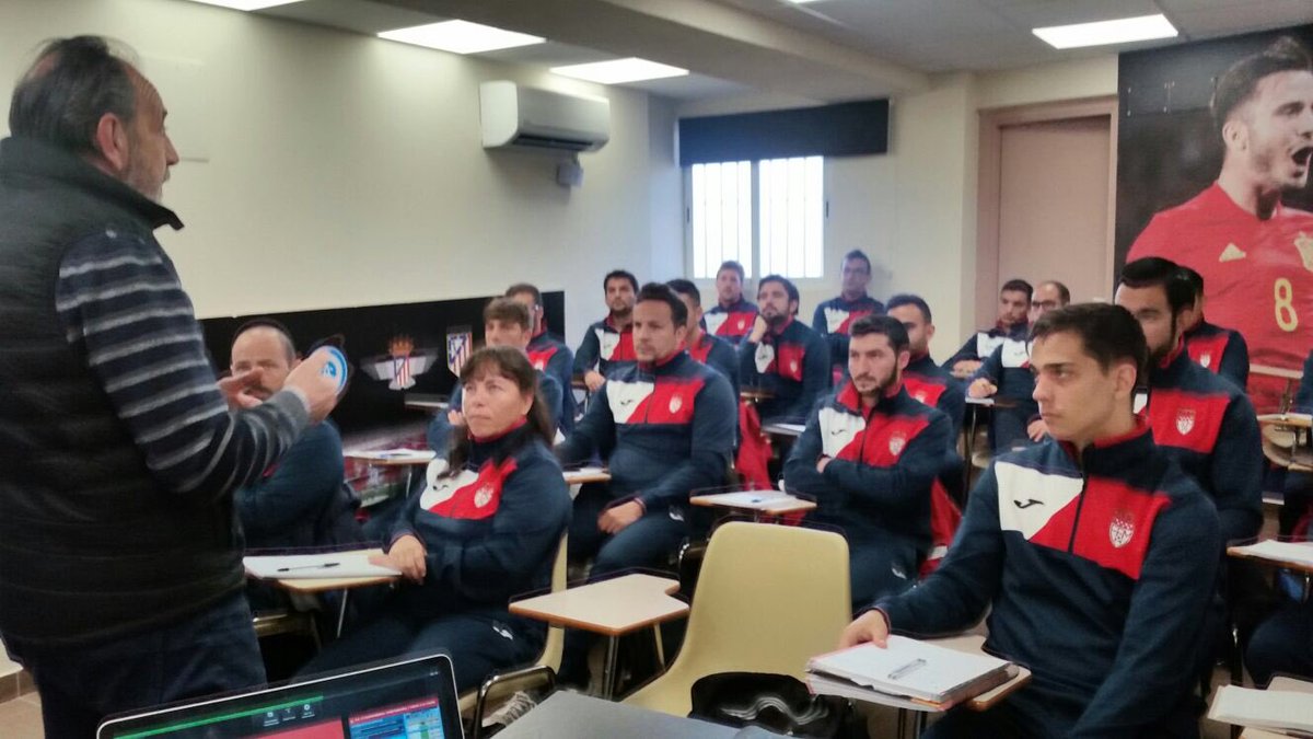 RFFM_oficial's tweet photo. #EscuelaEntrenadoresRFFM 
📚⚽️ Acto de apertura del Curso Avanzado que desde hoy se desarrollará en las instalaciones federativas Ernesto Cotorruelo. @PacoDiezRFFM acompañó a los alumnos en su primer día y les deseó lo mejor en la recta final de su formación como entrenador👌🏼 https://t.co/wrHX57Xeel