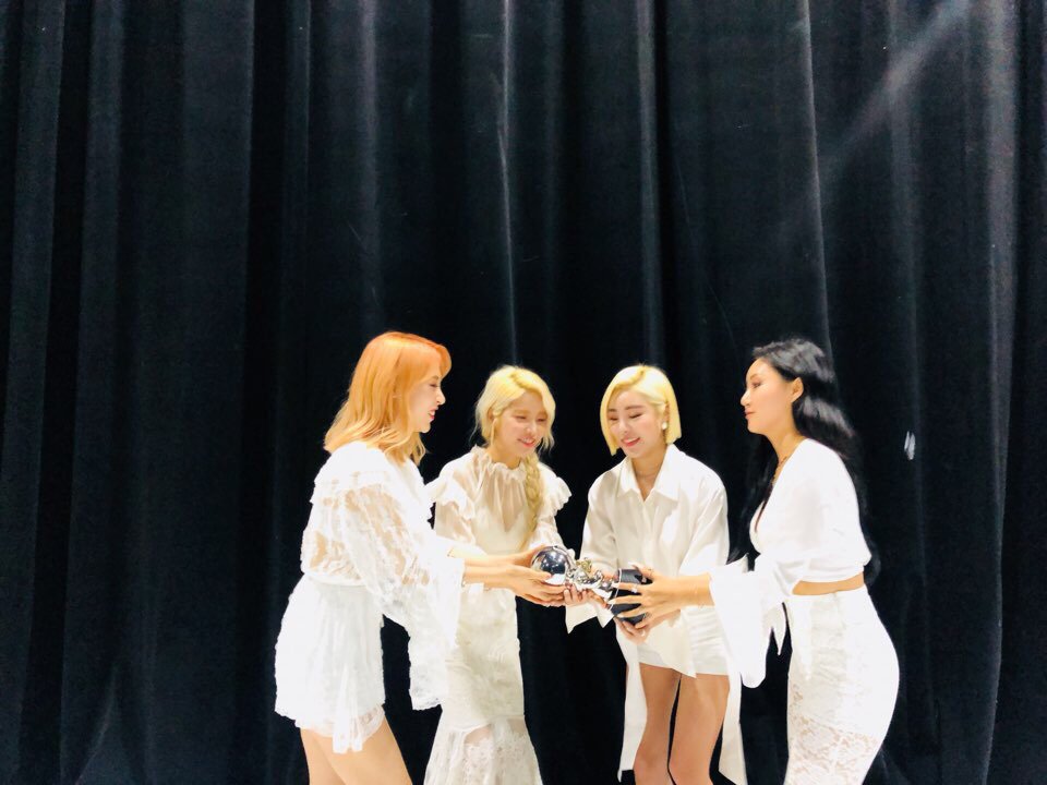 RBW_MAMAMOO's tweet photo. #마마무 #별이빛나는밤 #엠카운트다운 1위 🏆 
무무들이 준 3번째 상, 이 행복을 어찌 말로 표현을 할 수 있을까요..사랑합니다❣
#StarryNight3rdWin https://t.co/j6yMJuCeNO
