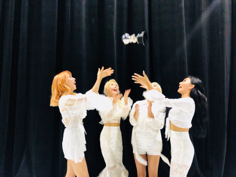 RBW_MAMAMOO's tweet photo. #마마무 #별이빛나는밤 #엠카운트다운 1위 🏆 
무무들이 준 3번째 상, 이 행복을 어찌 말로 표현을 할 수 있을까요..사랑합니다❣
#StarryNight3rdWin https://t.co/j6yMJuCeNO