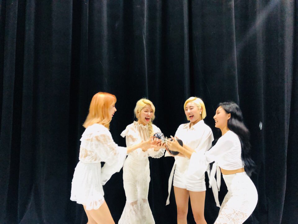 RBW_MAMAMOO's tweet photo. #마마무 #별이빛나는밤 #엠카운트다운 1위 🏆 
무무들이 준 3번째 상, 이 행복을 어찌 말로 표현을 할 수 있을까요..사랑합니다❣
#StarryNight3rdWin https://t.co/j6yMJuCeNO