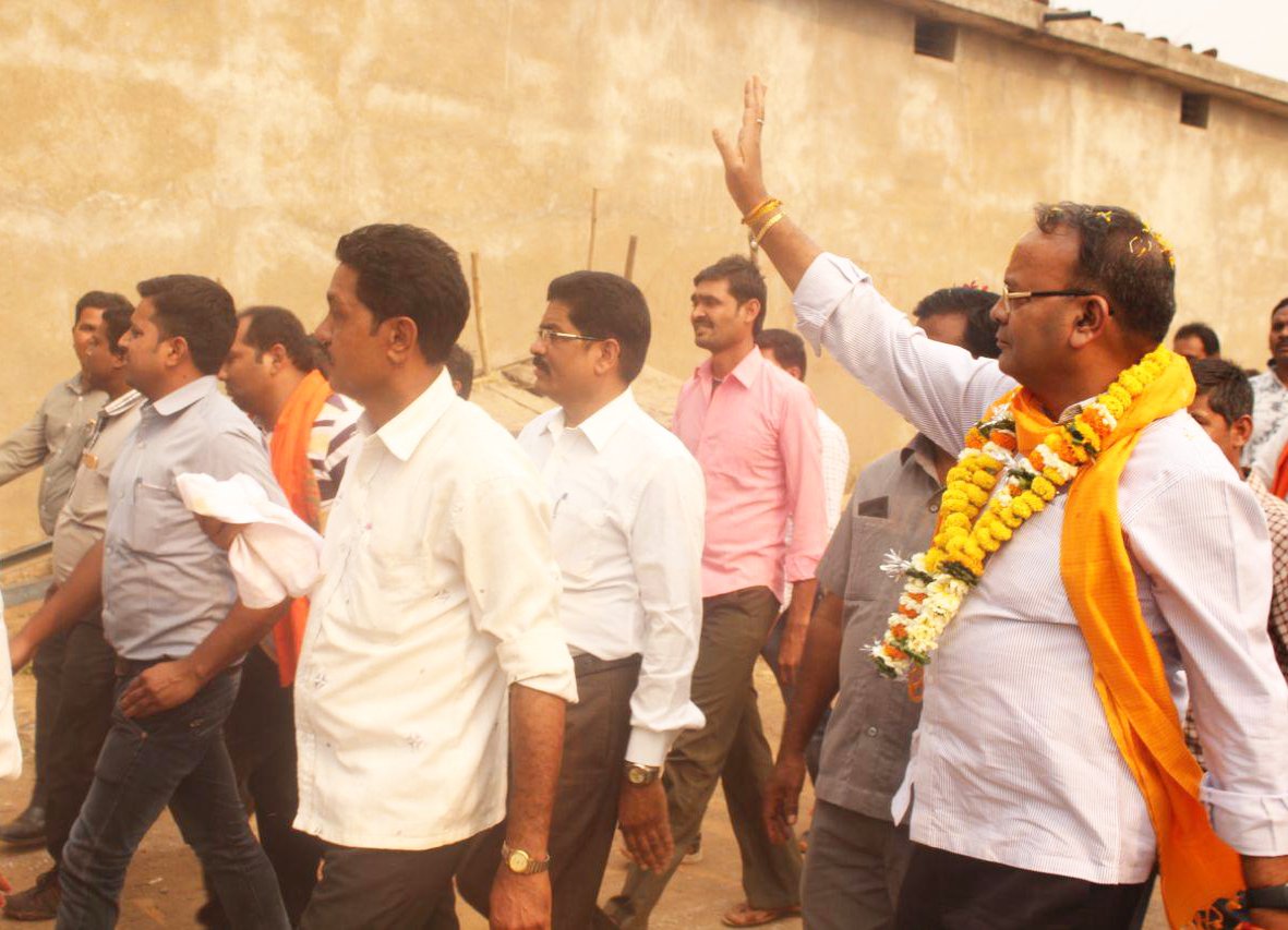 Chandrakar_Ajay's tweet photo. जन-जन की उम्मीदों पर हरदम... 
खरा मुझे उतरना है ,
सेवा का सौभाग्य मिला है 
अनंत पथ पर चलना है...
सबल हो हर नारी - उन्नत हो हर किसान 
गाँव-गाँव में प्रगति दीप जले 
जनसंपर्क से हो - जन उत्थान ।।
#JansamparkYatra https://t.co/VzUlx5N8tE