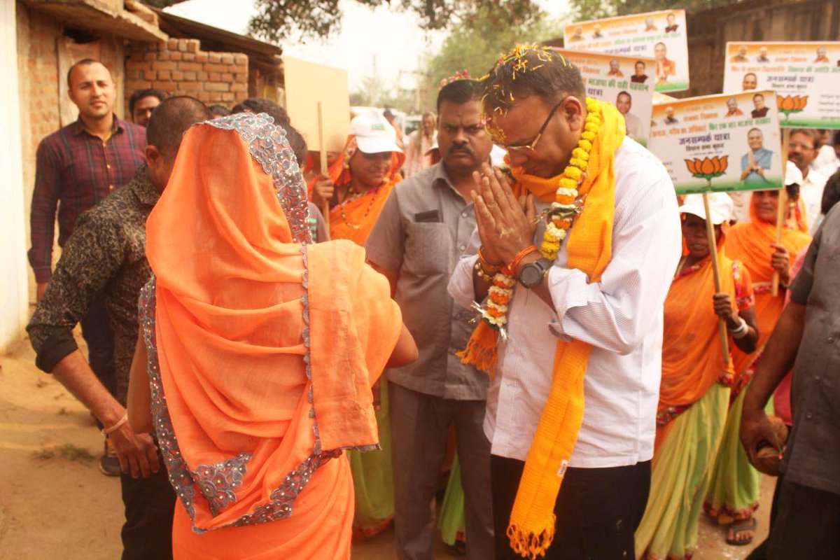 जन-जन की उम्मीदों पर हरदम... 
खरा मुझे उतरना है ,
सेवा का सौभाग्य मिला है 
अनंत पथ पर चलना है...
सबल हो हर नारी - उन्नत हो हर किसान 
गाँव-गाँव में प्रगति दीप जले 
जनसंपर्क से हो - जन उत्थान ।।
#JansamparkYatra