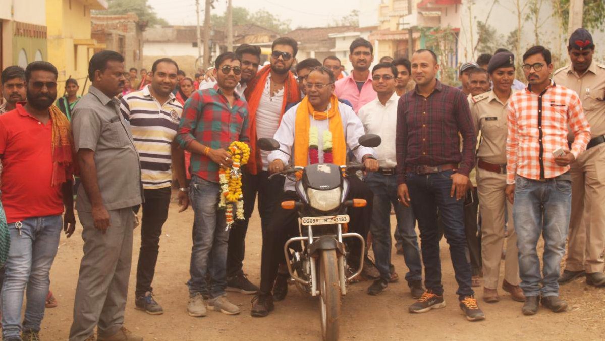 Chandrakar_Ajay's tweet photo. जन-जन की उम्मीदों पर हरदम... 
खरा मुझे उतरना है ,
सेवा का सौभाग्य मिला है 
अनंत पथ पर चलना है...
सबल हो हर नारी - उन्नत हो हर किसान 
गाँव-गाँव में प्रगति दीप जले 
जनसंपर्क से हो - जन उत्थान ।।
#JansamparkYatra https://t.co/VzUlx5N8tE