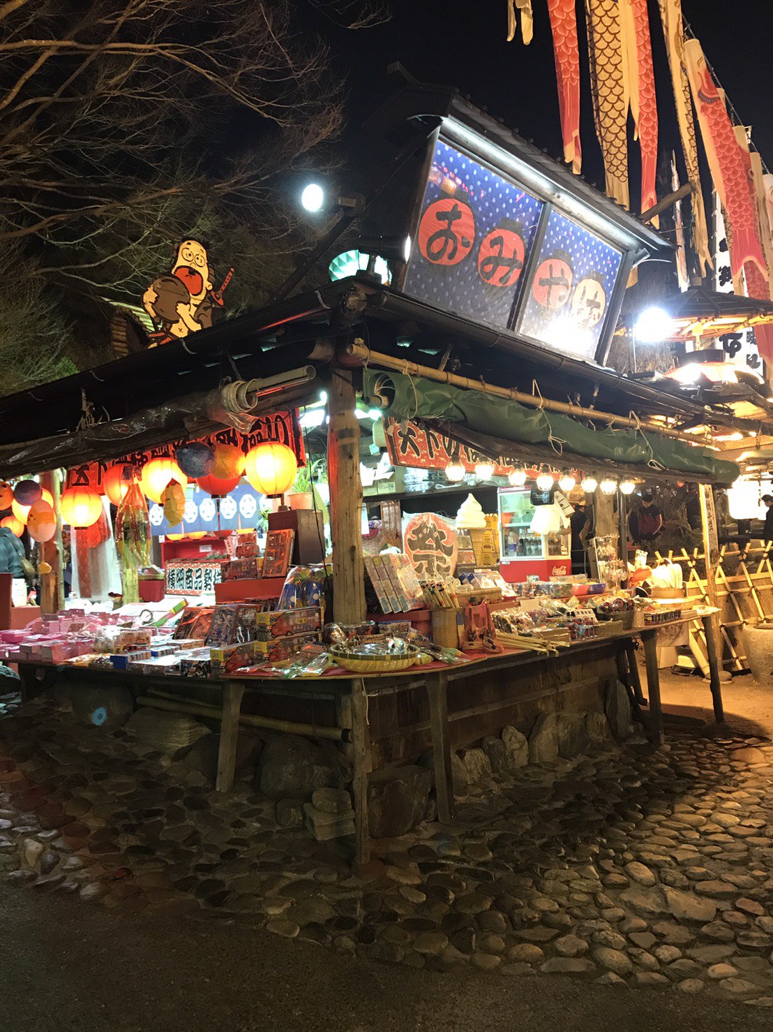 くぼけん12 30冬コミ 東 クー17a Twitterissa 山口県で最も有名なレストラン いろり山賊 に行ってきた ここはタイムスリップしたみたいな世界観で年中祭りみたいに活気があって 山賊焼き 山賊にぎりが絶品 山口に来た人は是非行ってみてほしいぞ T