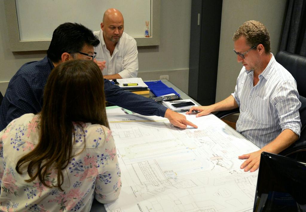 #InfraestructuraSanitaría👉Ahora el ministro <a href="/echezafabian/">Fabián Echezarreta</a> junto a los subsecretarios <a href="/sanchezlorenarq/">Lorena Sanchez</a> <a href="/CucchiFernando/">Fernando Cucchi</a> y #GuillermoRoa para articular detalles finales sel #Proyecto de ordenamiento la circulación #peatonalvehicular de la #CiudadSanitaria #HospitalPerrando