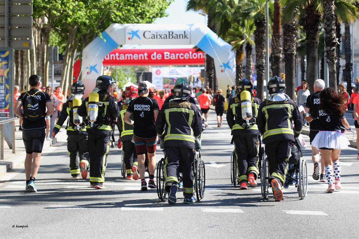 caixabank's tweet photo. Renovamos el patrocinio con la #RunnerINN @CursadeBombers de Barcelona https://t.co/mKEn7JYodc #running #runnerscaixabank https://t.co/AuEry1nzAN