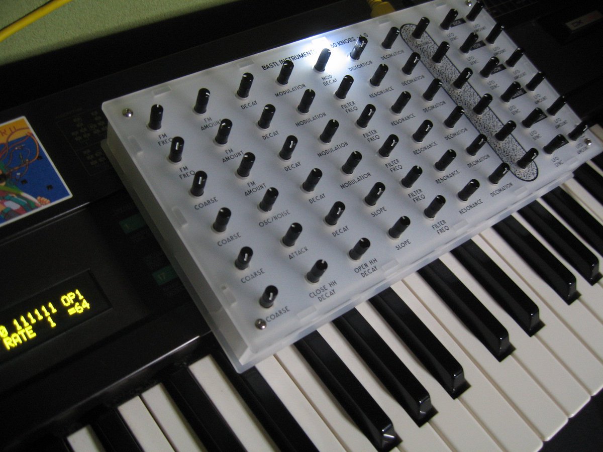 KOTADAHIRO's tweet image. #Bastl 　#60Knobs　#Kit
あと1つ誤算だったのがDX7のコントロール
Sysexのためか、とにかくタイムラグ（レイテンシー）が大きくノブを動かす都度音が途切れる
動かしながら音を探るのは難しい　
頭で想像して着地させるなら使い道があるかもしれない