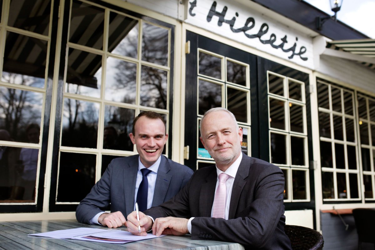 BarneveldInfo's tweet photo. Wethouder @hengelgj ondertekende, net als 13 andere gemeenten op de Veluwe, de samenwerkingsovereenkomst met @visitveluwe. Zo blijft de Veluwe ook de komende jaren gepromoot als dé toeristische bestemming in Nederland: https://t.co/gj8jmKYfXF. @bastiaanovereem https://t.co/JCbEVL3JyF
