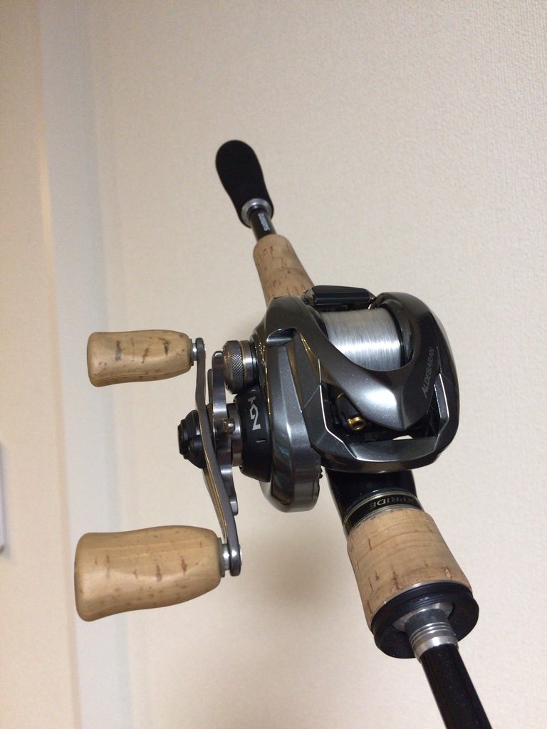 ট ইট র クイシンb シマノリールにダイワコルクノブの装着 何となくベイトフィネスリールといえばコルクノブってのがイメージにあって 前々か付けてみたかったやつです ドリルとリーマで加工して 微調整は瞬着でやる感じ プラモデルの関節調整とと同じです