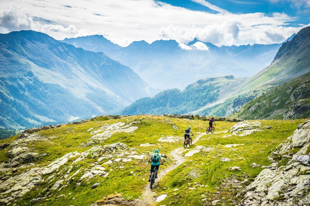 BenWurmser's tweet photo. Riding the best trails in St. Moritz? Hammer days! https://t.co/MtDm2fryBq https://t.co/MRbqbe0SJx
