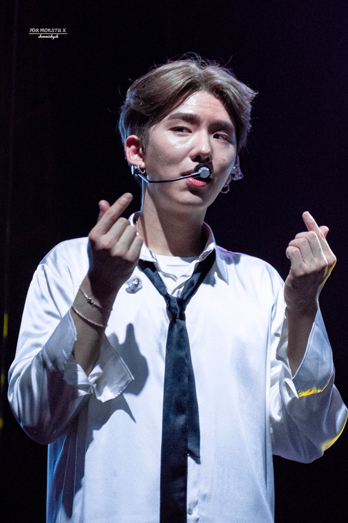 imckkungg's tweet photo. 【HD】180303 HSBC SPECIAL SHOW

flowers can’t blossom without sunshine, just like how monbebes cannot live without your love 🙈✨

#KIHYUN #MONSTA_X #MONSTAXinSG #MONSTAXHSBC #기현 #몬스타엑스 @OfficialMonstaX https://t.co/nPjFOaIy20