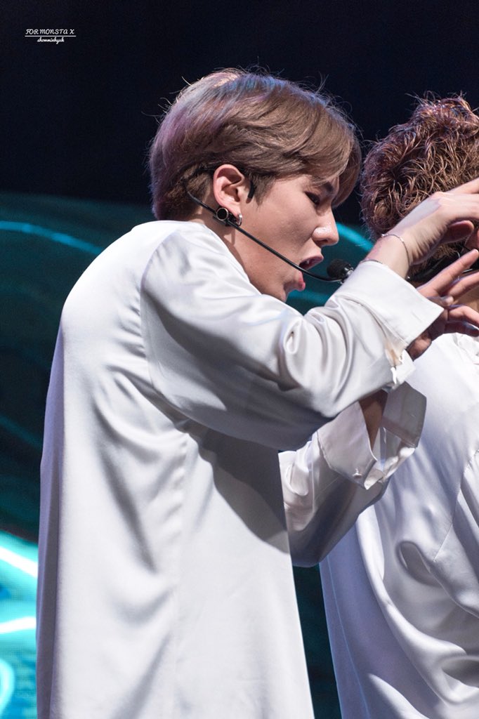 imckkungg's tweet photo. 【HD】180303 HSBC SPECIAL SHOW

flowers can’t blossom without sunshine, just like how monbebes cannot live without your love 🙈✨

#KIHYUN #MONSTA_X #MONSTAXinSG #MONSTAXHSBC #기현 #몬스타엑스 @OfficialMonstaX https://t.co/nPjFOaIy20