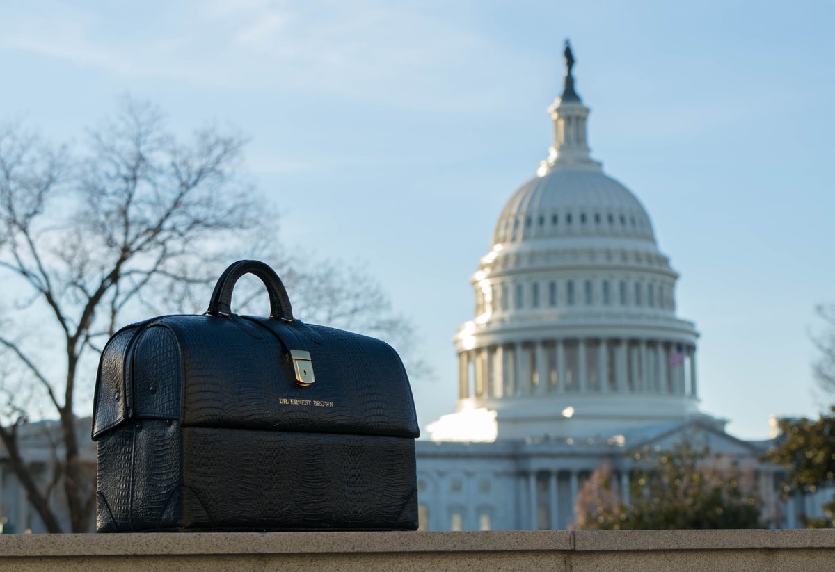 DoctorsToYou's tweet photo. Baggy loves checking out the community events in DC like this one for students interested in politics: https://t.co/oqj4g5xK2d - learn how to get involved so you can be the change you want to see in the world! #TBT #TravelingBagThursday #WheresBaggy #DoctorsToYou https://t.co/3JfjbUAmSd
