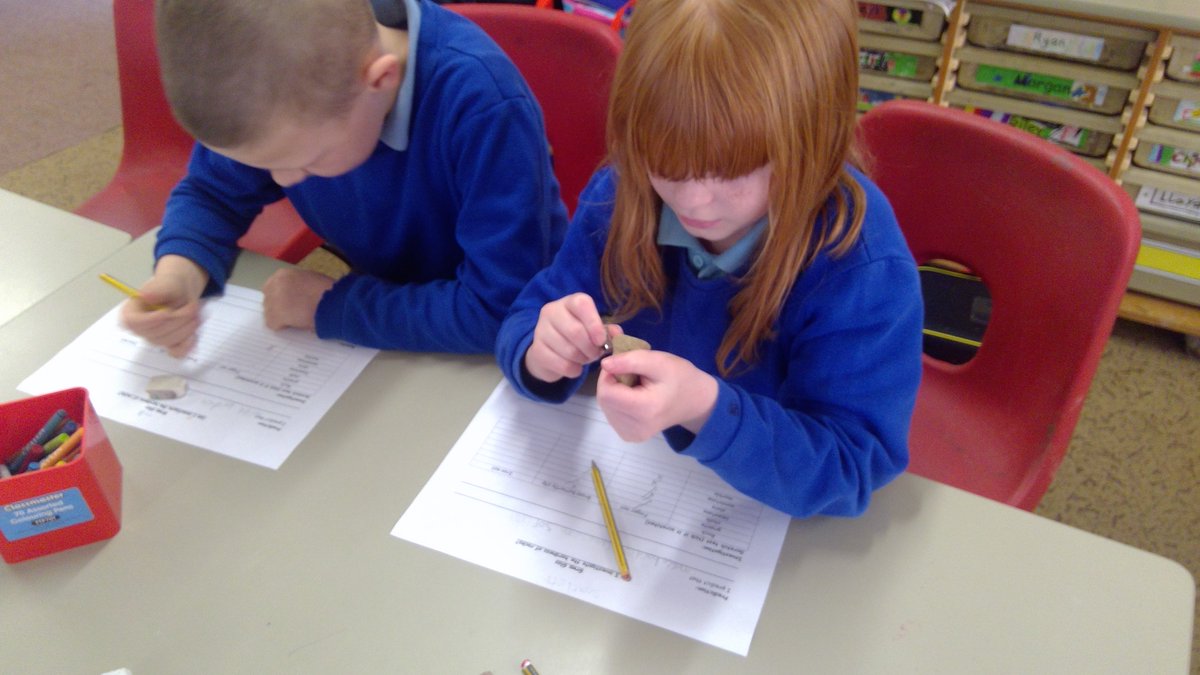 RhydyfroPrimary's tweet image. Year 3/4 are investigating the hardness and softness of different rocks by performing the scratch test! #WeLoveScience #FantasticFossils #MohScale #ScratchTest
