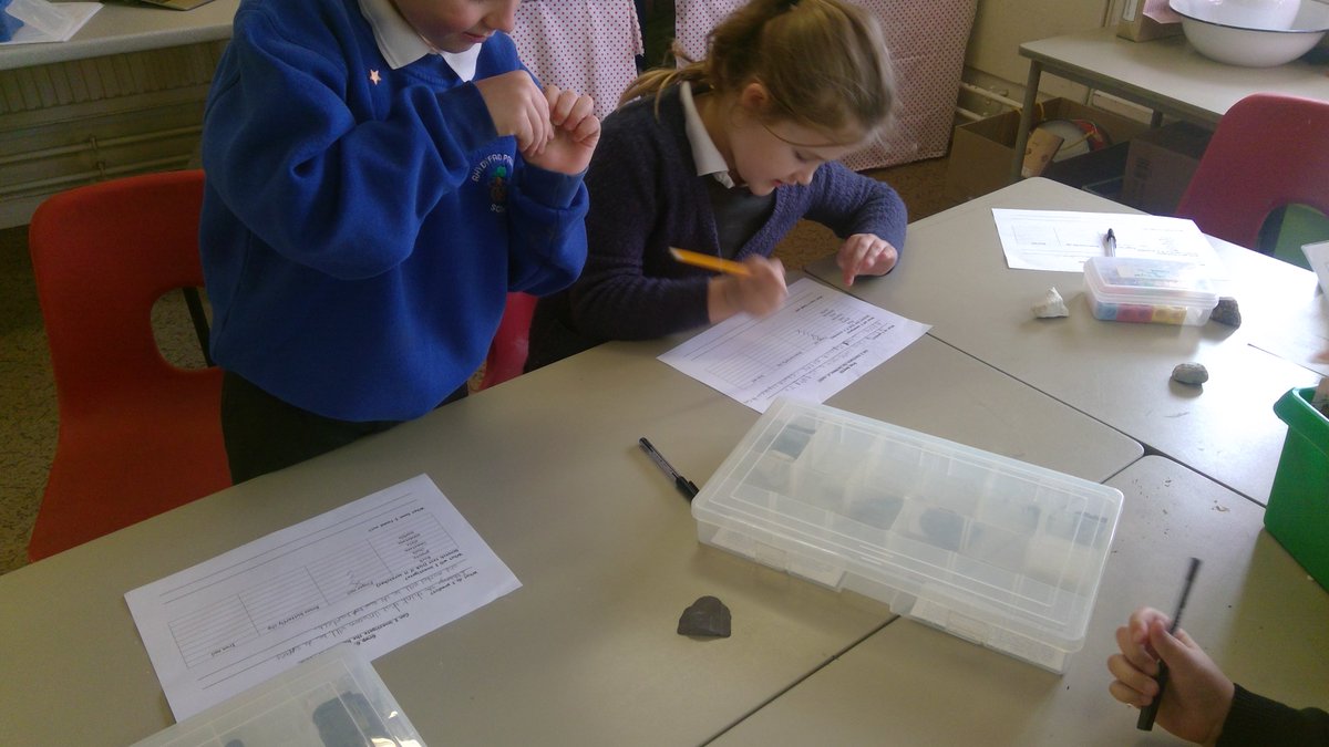 RhydyfroPrimary's tweet image. Year 3/4 are investigating the hardness and softness of different rocks by performing the scratch test! #WeLoveScience #FantasticFossils #MohScale #ScratchTest