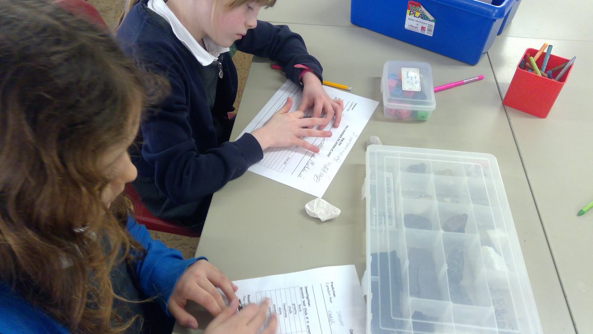 RhydyfroPrimary's tweet image. Year 3/4 are investigating the hardness and softness of different rocks by performing the scratch test! #WeLoveScience #FantasticFossils #MohScale #ScratchTest