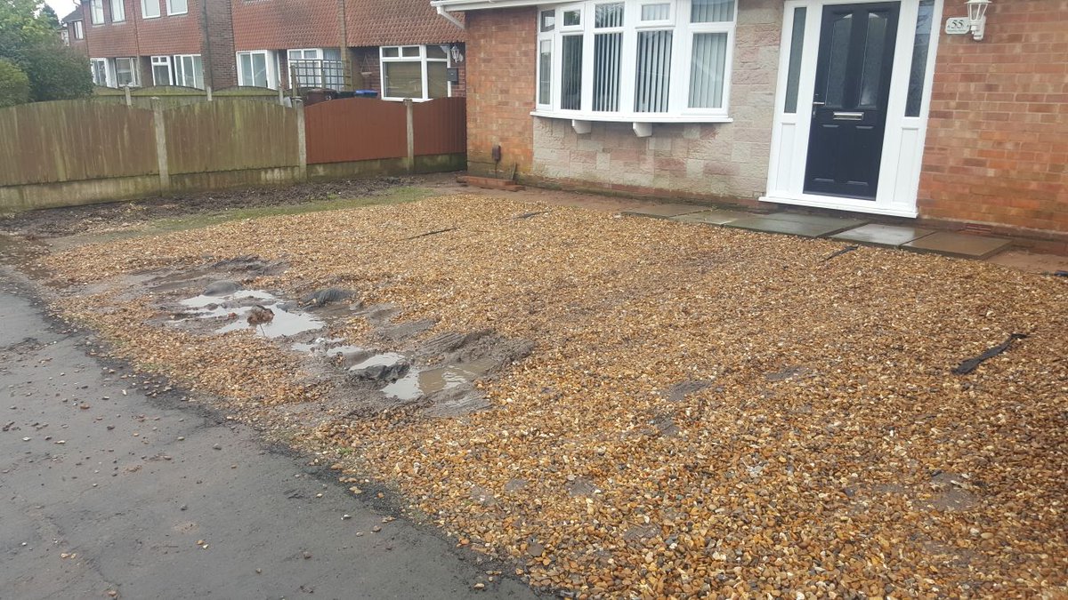 DonmacSolutions's tweet image. Tarmac Drive with red block edge including slabbing to the sides of the property #perfection #greatjob