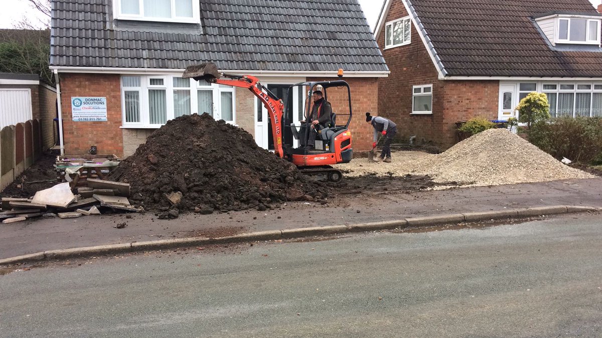 DonmacSolutions's tweet image. Tarmac Drive with red block edge including slabbing to the sides of the property #perfection #greatjob