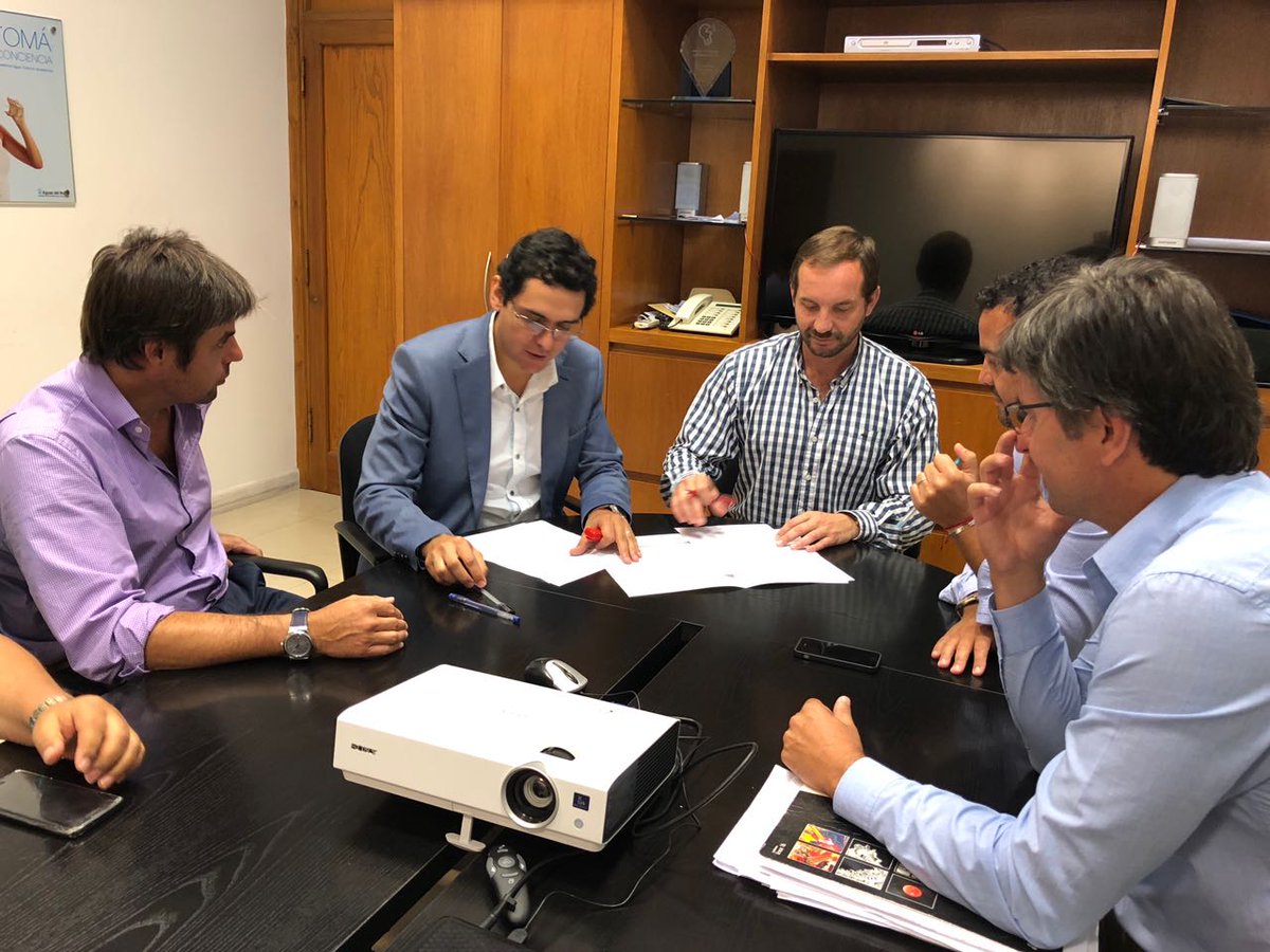 solisg79's tweet photo. Firma de convenio con @luciomanuel @AguasdelNorteok para realizar obras de recambio de cañerías en Av Sarmiento. En momentos difíciles compartir esfuerzos garantiza que sigamos avanzando. #HayFuturo . @GomezaSebastian https://t.co/I0MULLcEGY