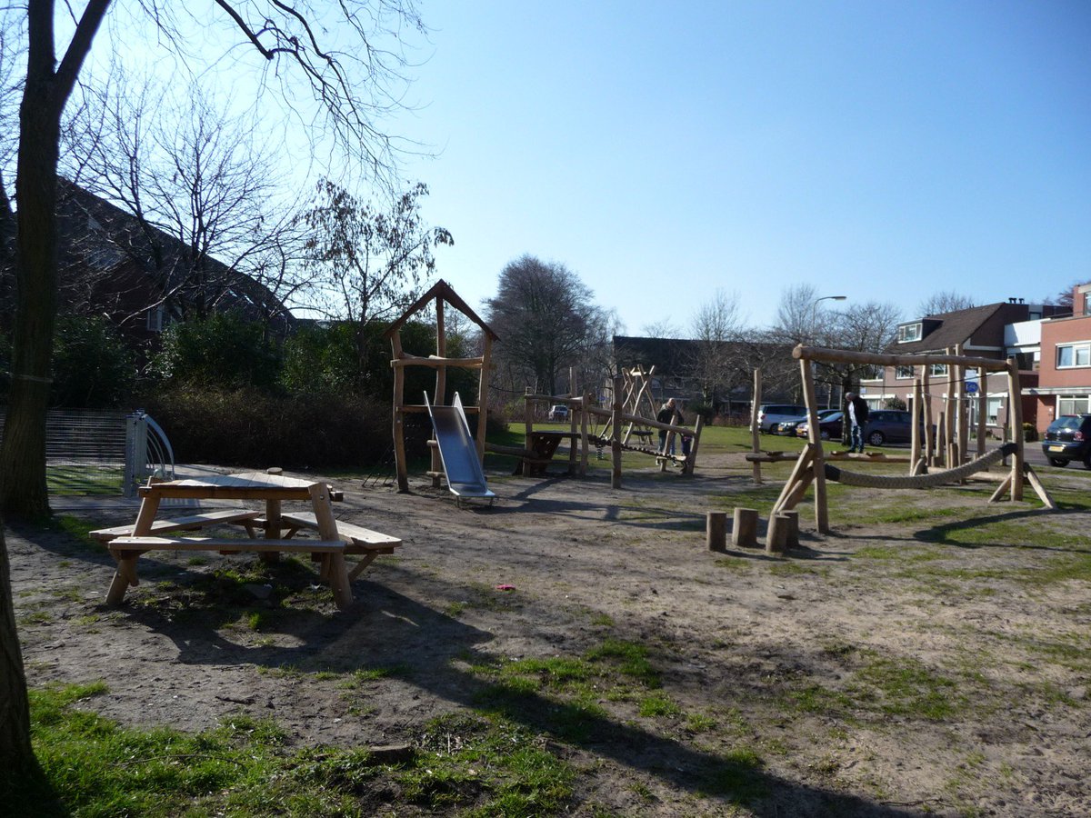 Newsroom070's tweet photo. Dankzij het initiatief van enkele buurtbewoners hebben de kinderen van de Albert Schweitzerlaan/Raoul Wallenbergstraat @SD_Loosduinen een nieuwe speeltuin. #HaagseKracht #Houtwijk @Sbruines https://t.co/Kj2O2a2ABO