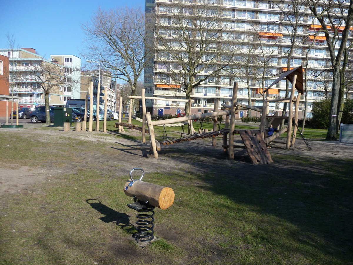 Newsroom070's tweet photo. Dankzij het initiatief van enkele buurtbewoners hebben de kinderen van de Albert Schweitzerlaan/Raoul Wallenbergstraat @SD_Loosduinen een nieuwe speeltuin. #HaagseKracht #Houtwijk @Sbruines https://t.co/Kj2O2a2ABO