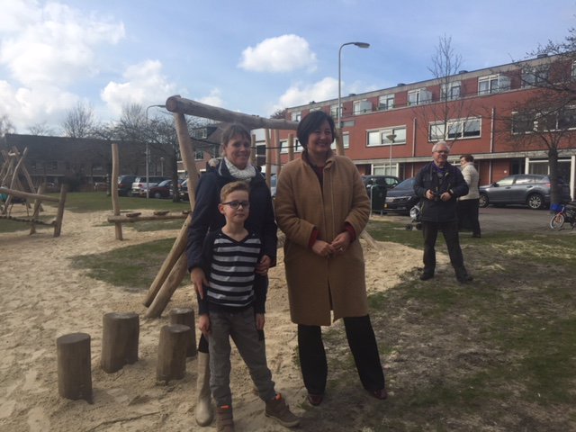Dankzij het initiatief van enkele buurtbewoners hebben de kinderen van de Albert Schweitzerlaan/Raoul Wallenbergstraat <a href="/SD_Loosduinen/">Stadsdeel Loosduinen</a> een nieuwe speeltuin. #HaagseKracht #Houtwijk @Sbruines