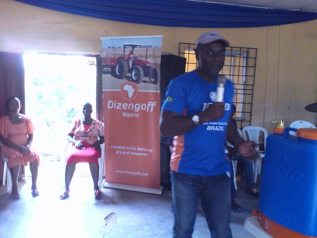DizengoffNIG's tweet photo. "Talking about Sprayers, you can bank on Knapsack Jacto series". Mr. Emmanuel Chukwuemeka, Dizengoff Sales Manager Eastern Region.
#imoopenday
#agricbusiness
#farmingiscool
#agricoolture
#dizengoffnig https://t.co/jXaU5QV1tT