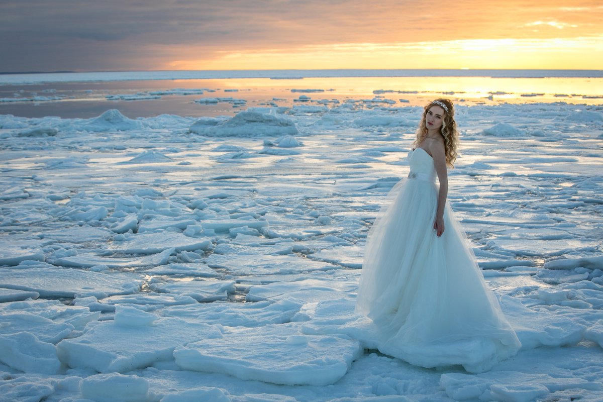 Speechless. Winter storm + fiery beach sunset = otherworldly bridal photoshoot on #CapeCod: southernneweddings.com/winter-storm-s…
