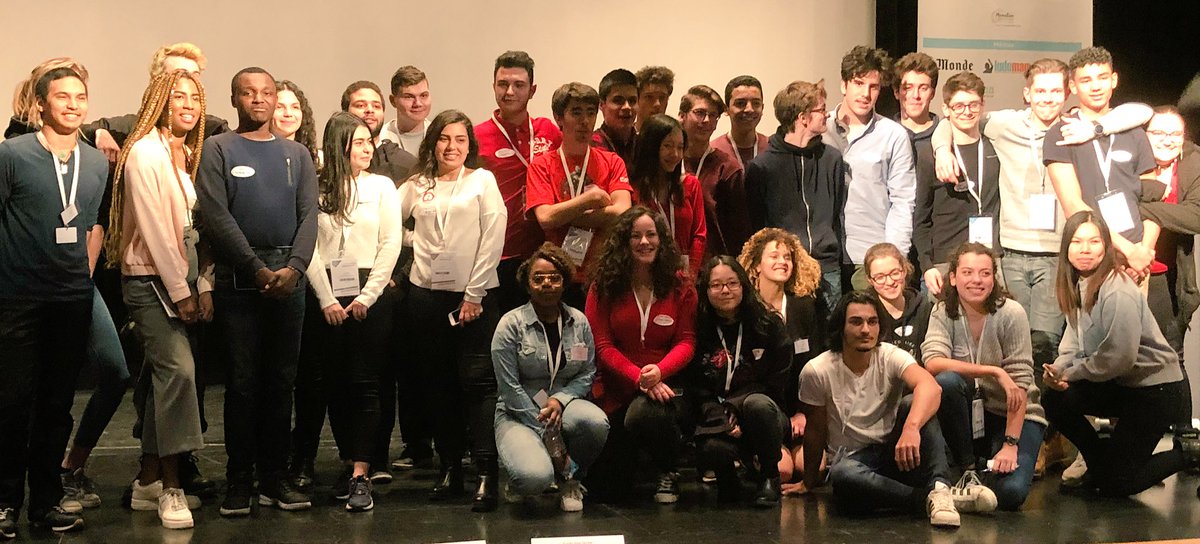 Edu_Num's tweet photo. [#CodeTonLycee] 📸 En attendant la remise des prix, les lycéens se réunissent pour la photo de famille 😊 https://t.co/KpASSu7Jey