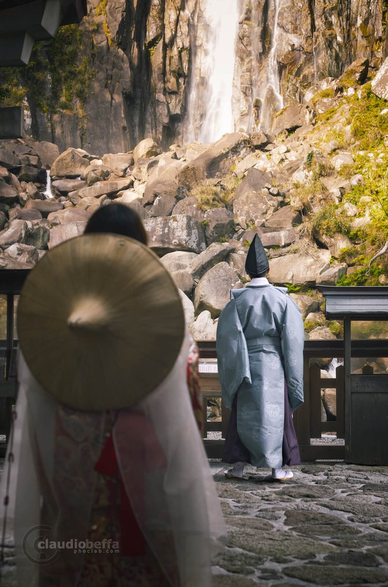Pilgrims (...tourists?😆) dressed up as in the Heian era visiting the Hirou Shrine, at the Nachi waterfall, Kumano Kodo.
Full article here: bit.ly/Kii_Peninsula
<a href="/Visit_Japan/">Visit Japan</a> <a href="/lonelyplanet/">Lonely Planet</a> best in #travel 2018 #japan <a href="/experiencejapan/">OlayaHerreraEOH</a> <a href="/NatGeoTravel/">Nat Geo Travel</a> <a href="/JapanTravel/">Japan Travel</a> <a href="/BBC_Travel/">BBC Travel</a>