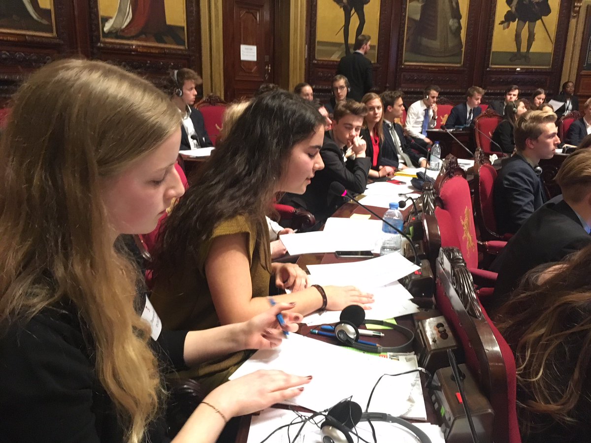 BAPitzemburg's tweet image. Leerlingen van het 6de jaar @BAPitzemburg @GO_onderwijs @StadMechelen nemen vandaag deel aan @eypeuropolisBE in de @SenaatSenat te @StadBrussel. Realisatie van #SDG16 &apos;Justitie, vrede en sterke publieke diensten&apos;. #samenlerensamenleven