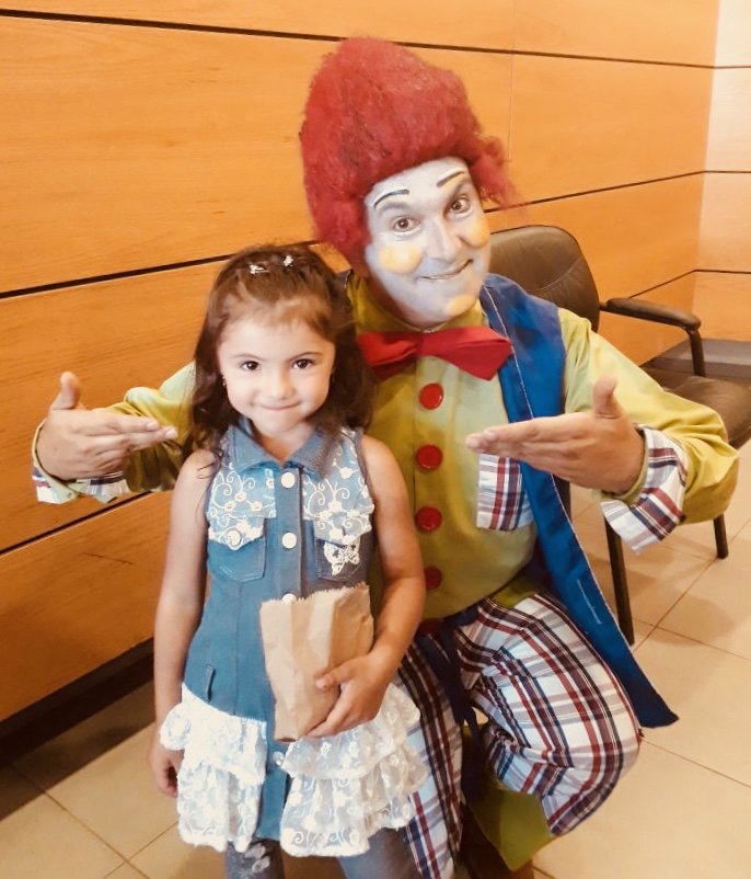 MoriFamiliar's tweet photo. Cuando eras niño ¿Tuviste algún amigo imaginario? La creatividad y la imaginación infinita de la infancia trae a las tablas #MiAmigoImaginario de la compañia #Teatrapa con funciones todos los domingos a las 17h en #MoriVitacura https://t.co/OJvD3K9I3O